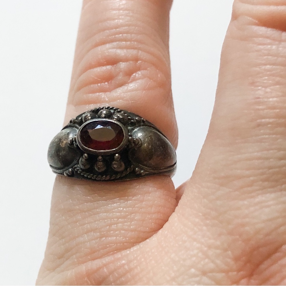 Vintage silver metal (sterling?) & faceted red stone (garnet?) ring sz 5.5-5.75 - Picture 3 of 14
